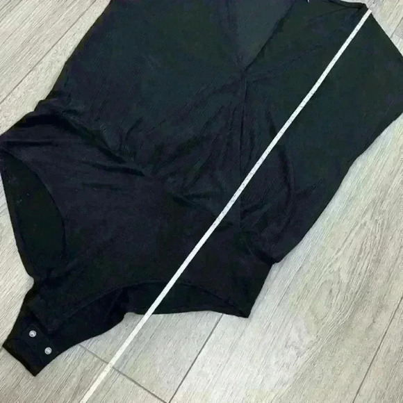 Paper Crane Black Short Sleeve V-Neck Bodysuit Size M - Picture 10 of 12